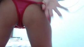 Loira de calcinha vermelha mostrando a boceta na webcam